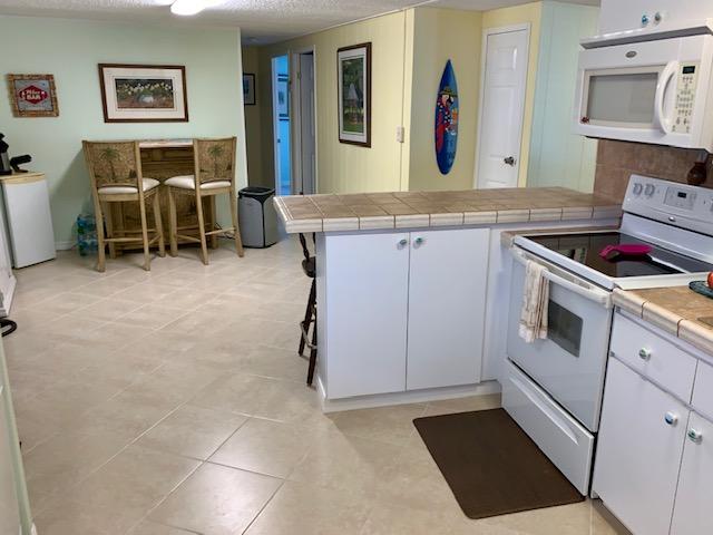 228 Upper Matecumbe Road Key Largo, FL 33037 - Photo 37 of 68 Kitchen, dining area angle 2
