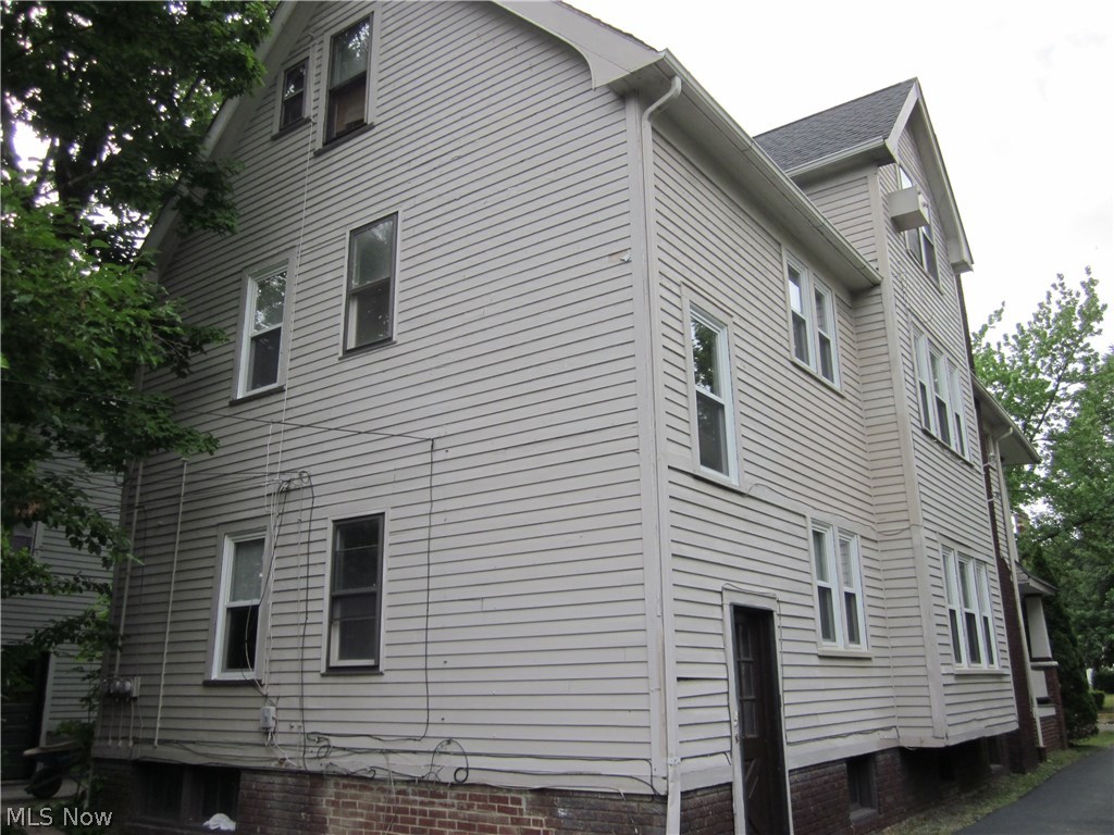 2619 Hampshire Road Cleveland, OH 44106 - Photo 5 of 22
