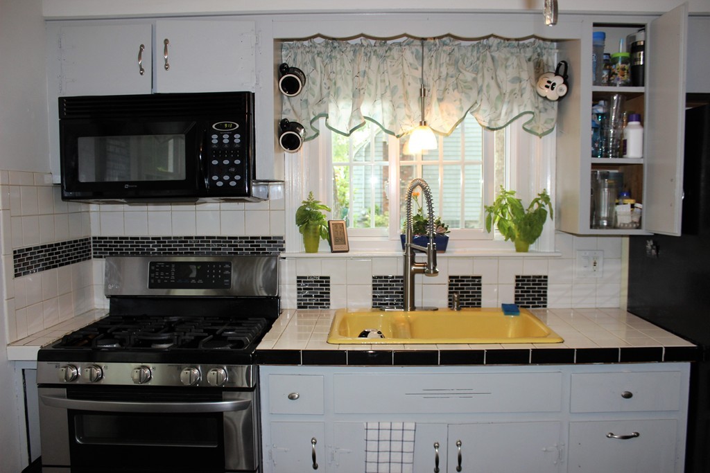 112 Devonshire Road Attleboro, MA 02703 - Photo 6 of 27 Gallery Image 6