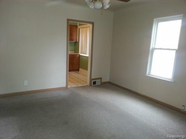 135 Oak Street River Rouge, MI 48218 - Photo 12 of 12 LIVING ROOM (640x480) (2).jpg