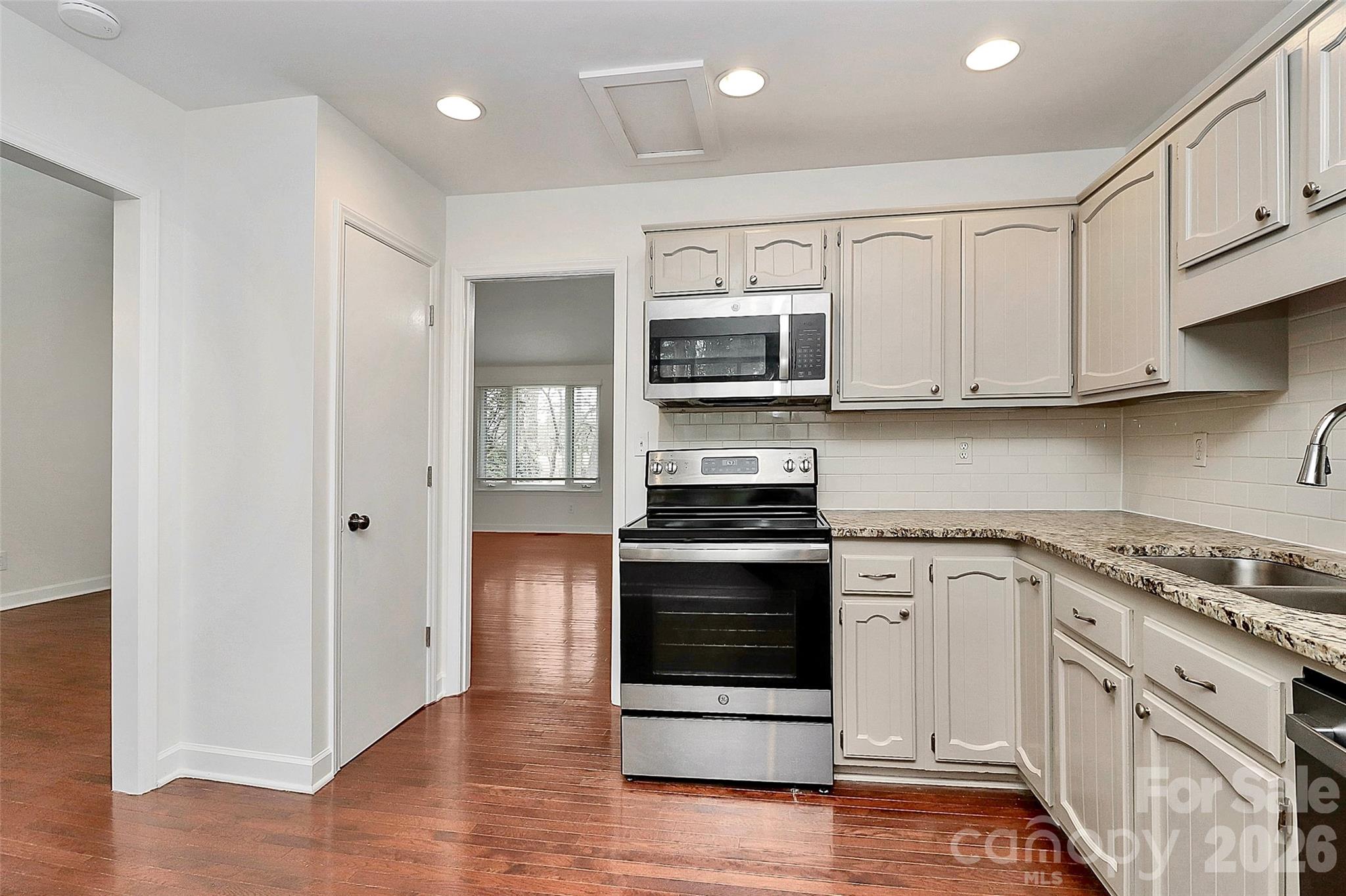 9421 Fairway Ridge Road Charlotte, NC 28277 - Photo 13 of 36 a kitchen with stainless steel appliances granite countertop a stove and a refrigerator