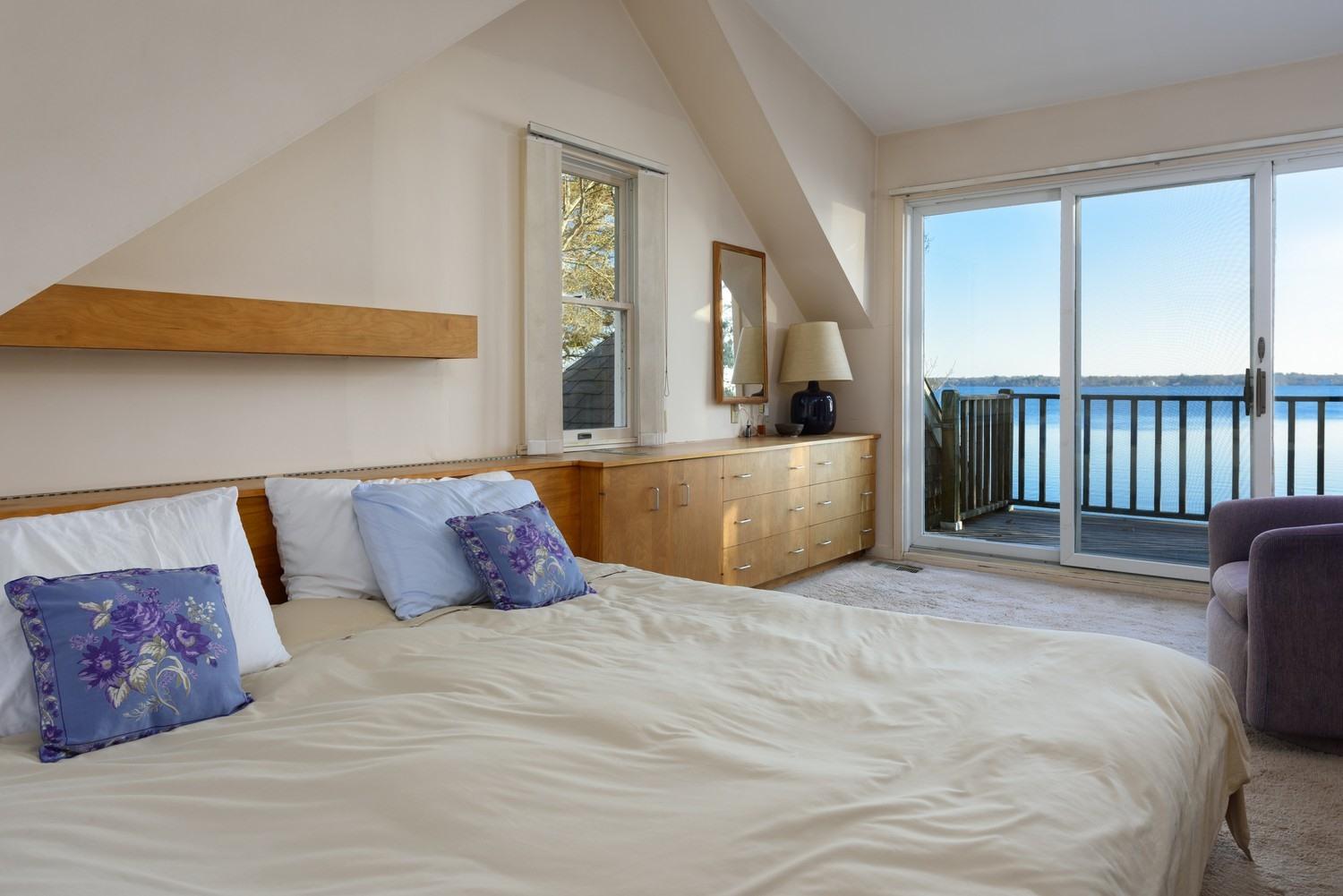 16 Lakeview Drive Centerville, MA 02632 - Photo 21 of 34 a bedroom with a large bed and a couch