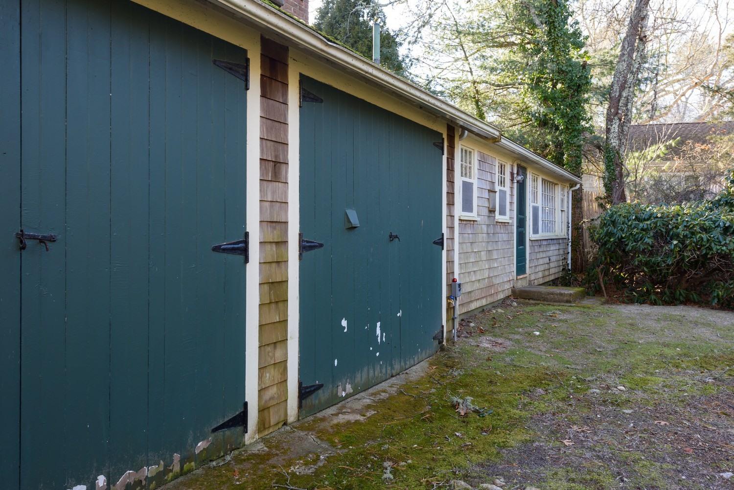 16 Lakeview Drive Centerville, MA 02632 - Photo 29 of 34 a backyard of a house