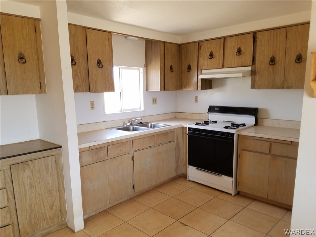 3645 Ligurta Road Golden Valley, AZ 86413 - Photo 4 of 17 Laminate counters, tile floor in kitchen