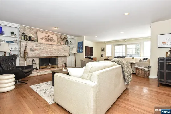 $2,222,000 | 30 Chestnut Ridge Road, Saddle River, NJ 07458