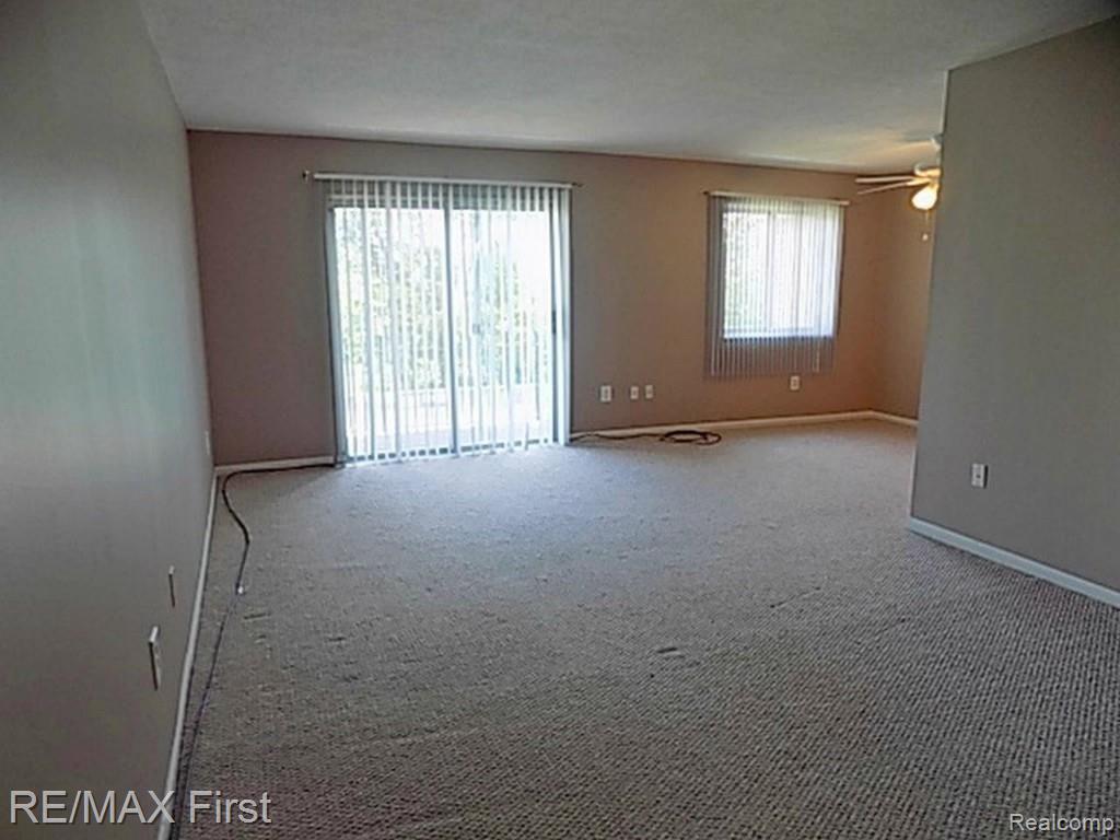 5263 Highland Road Waterford, MI 48327 - Photo 3 of 10 0 (5).jpg