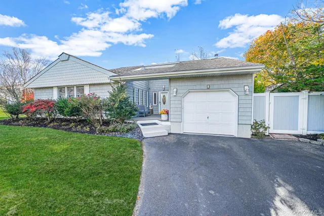 $599,000 | 4 Malcolm Street, Bellport, NY 11713