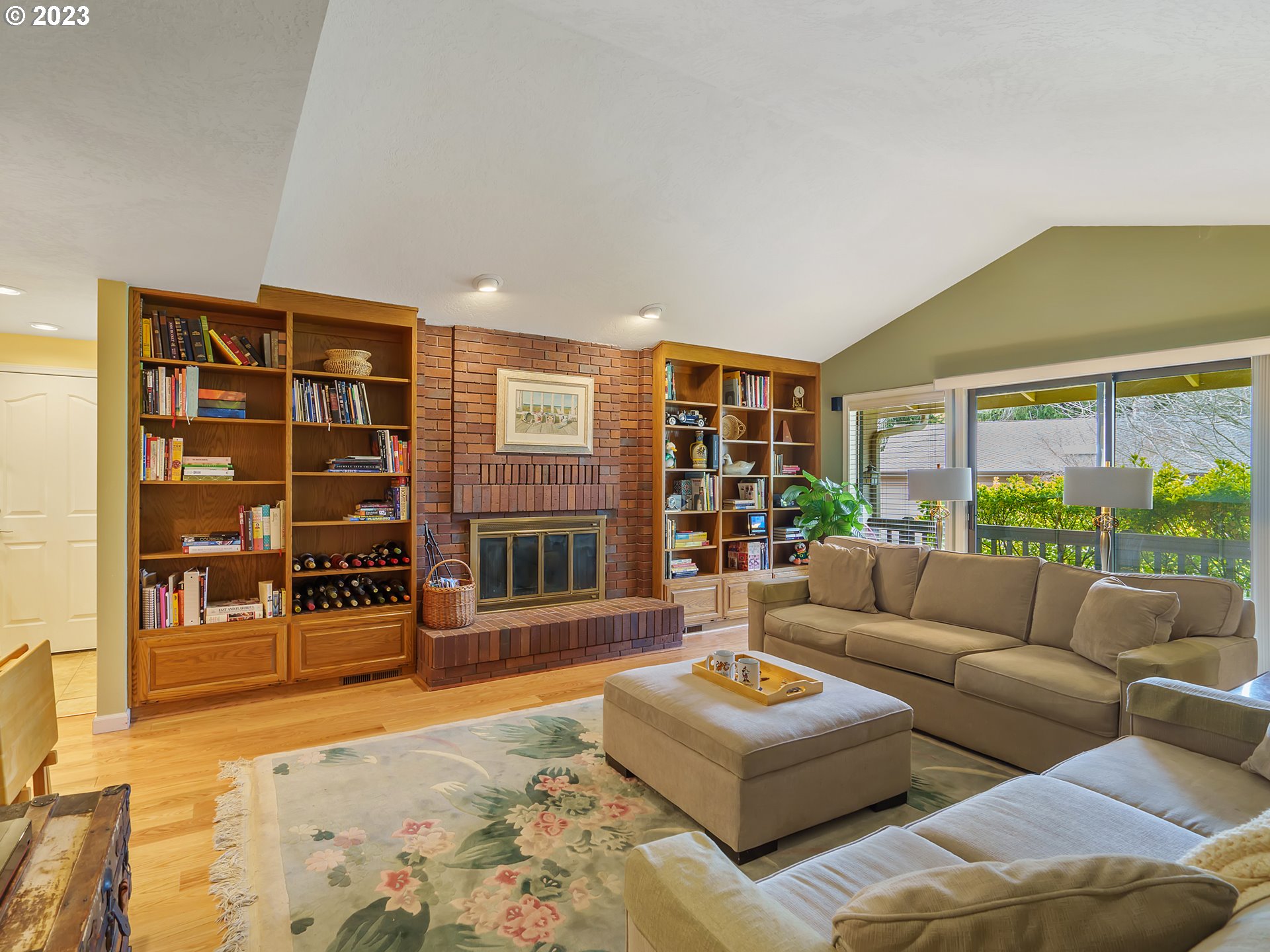 992 Spyglass Drive Eugene, OR 97401 - Photo 16 of 35 a living room with furniture and window