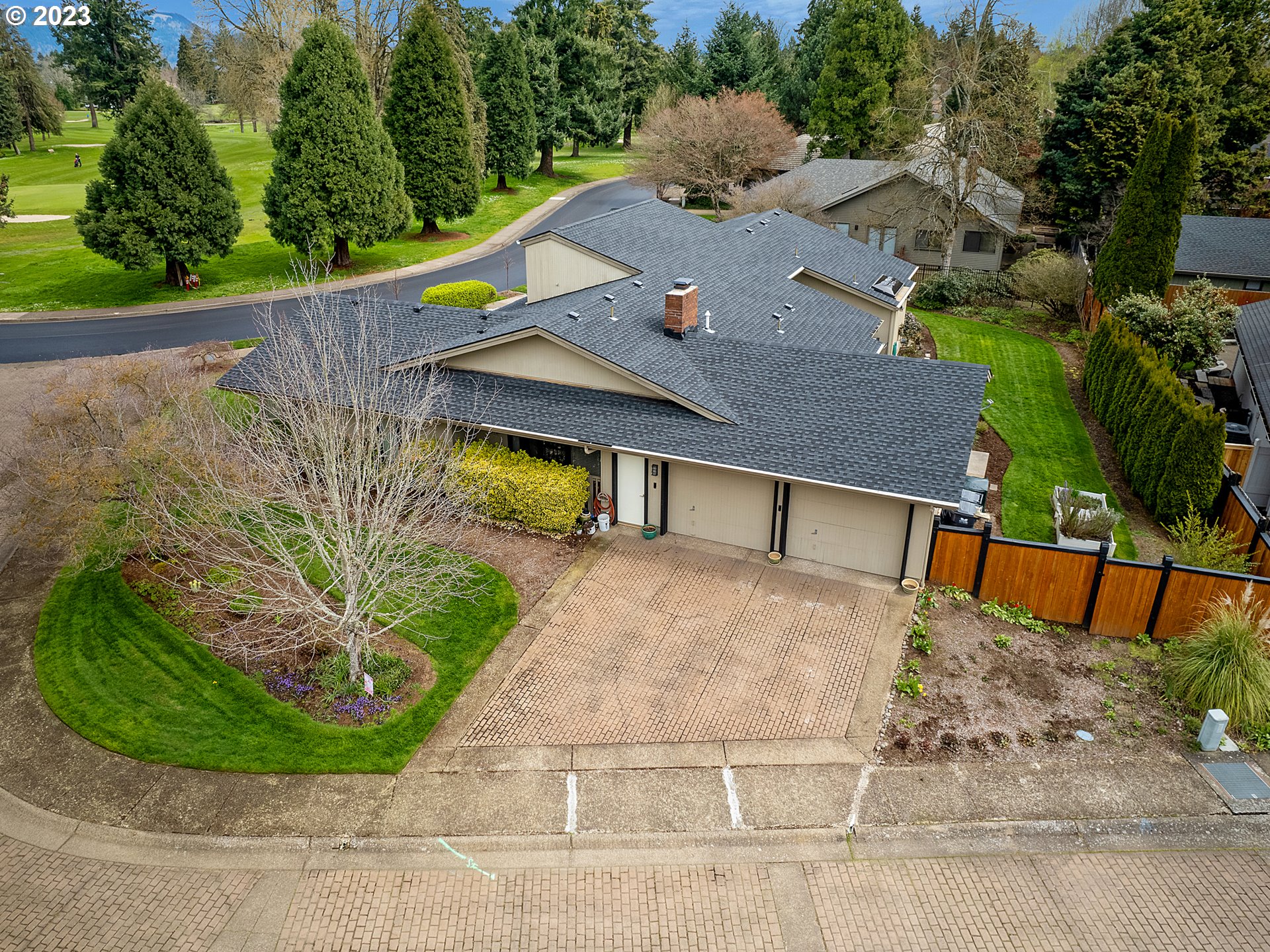 992 Spyglass Drive Eugene, OR 97401 - Photo 2 of 35 front view of a house with a yard