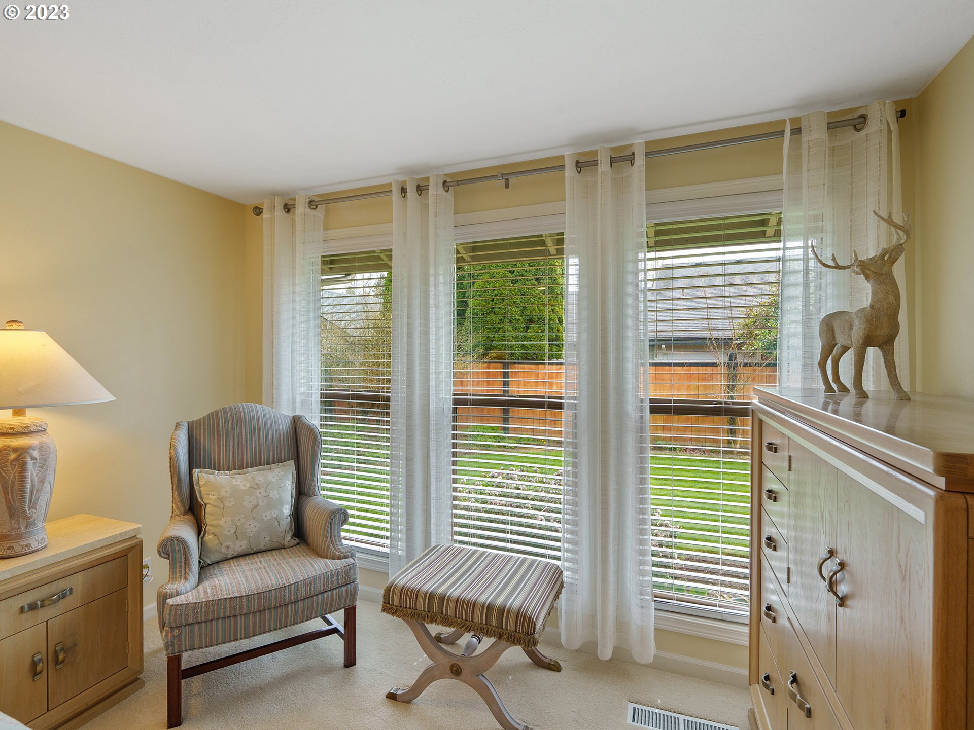 992 Spyglass Drive Eugene, OR 97401 - Photo 22 of 35 a living room with furniture and a window