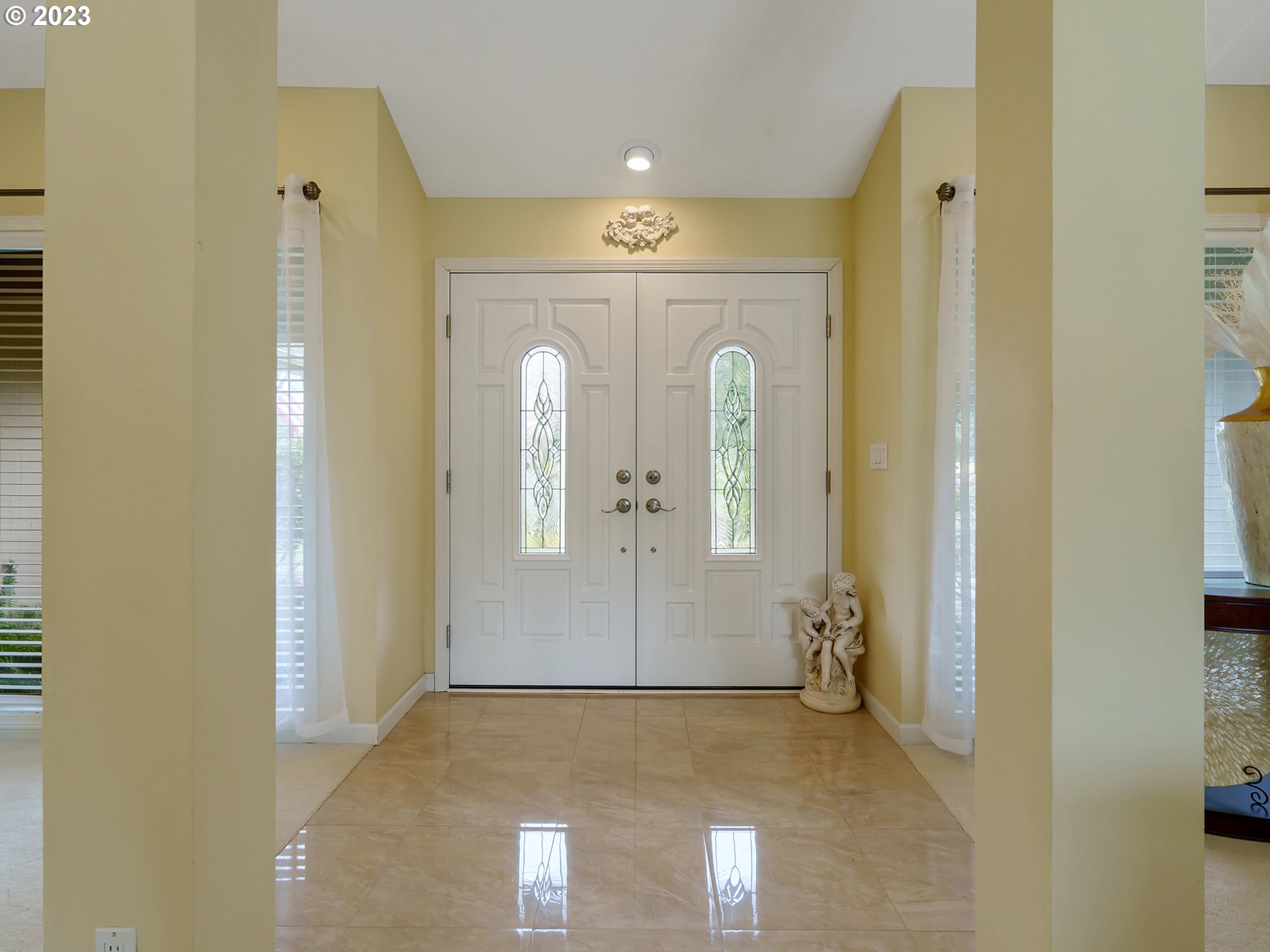 992 Spyglass Drive Eugene, OR 97401 - Photo 3 of 35 a view of a bathroom with mirror
