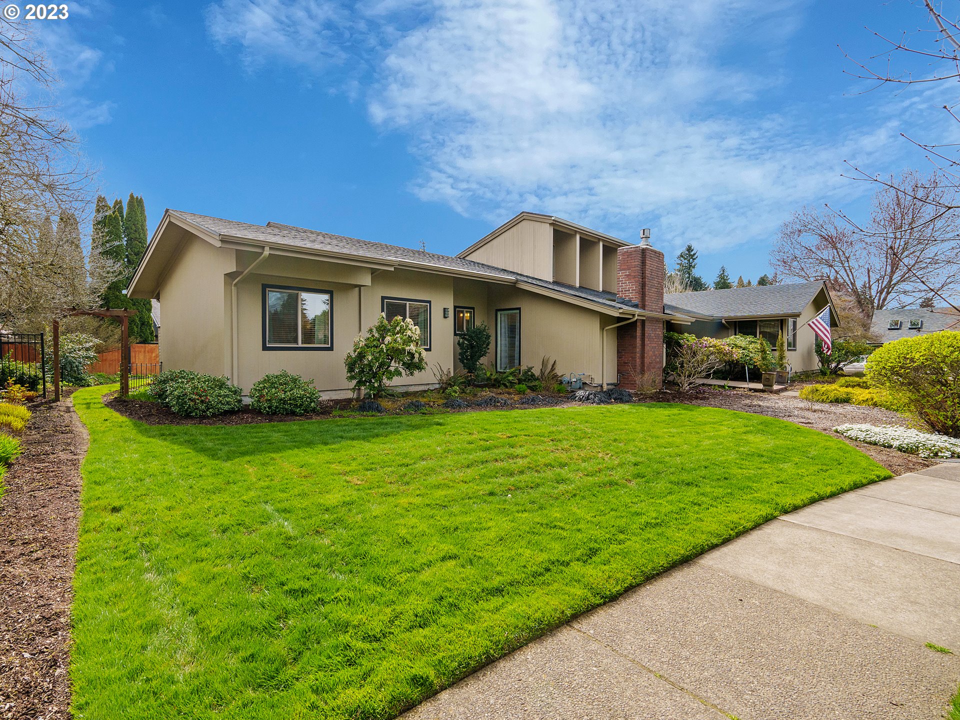 992 Spyglass Drive Eugene, OR 97401 - Photo 35 of 35 a front view of house with garden