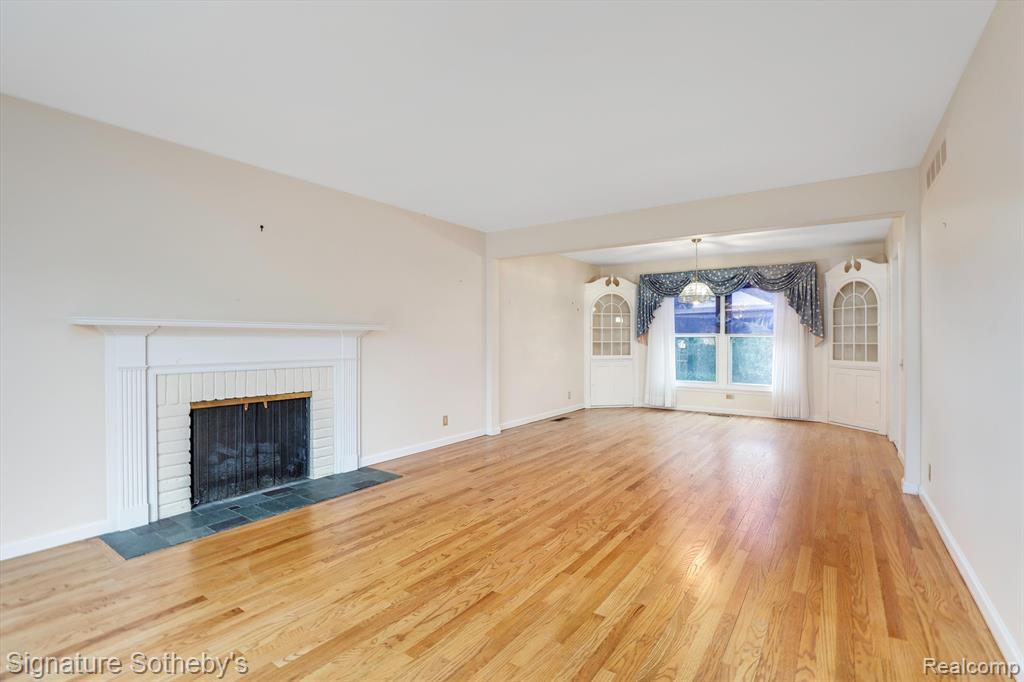 915 Cook Road Grosse Pointe Woods, MI 48236 - Photo 5 of 38