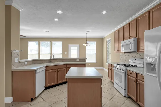 $2,000 | 952 Crannog Way, Conroe, TX 77301