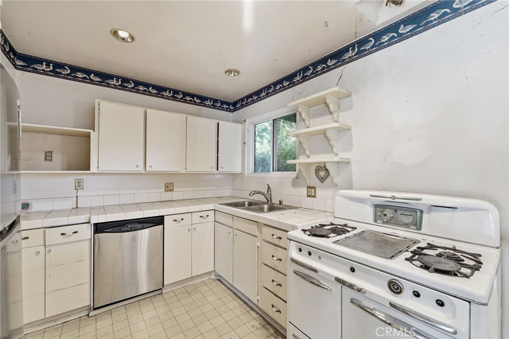 8226 Fenwick Street Sunland, CA 91040 - Photo 7 of 18