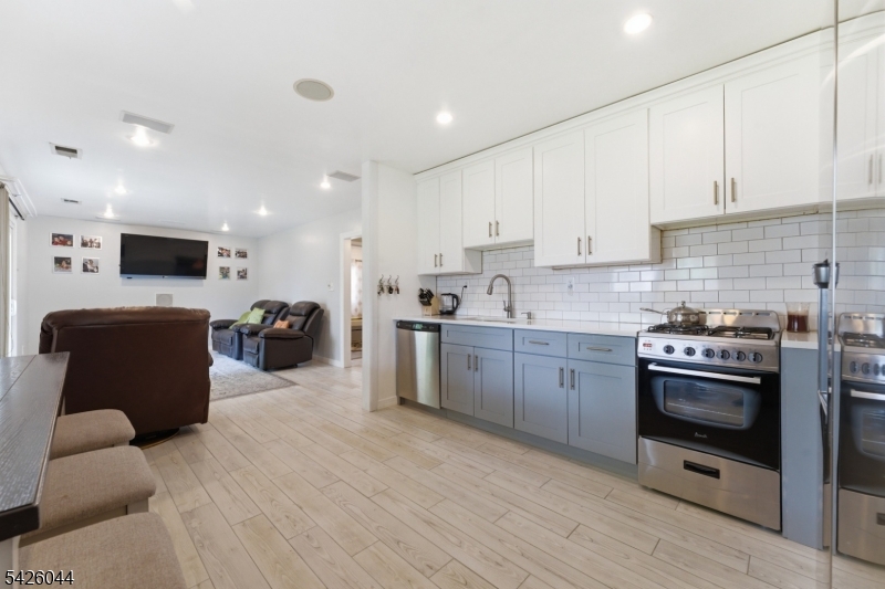 47 Sycamore Street Somerville, NJ 08876 - Photo 4 of 29