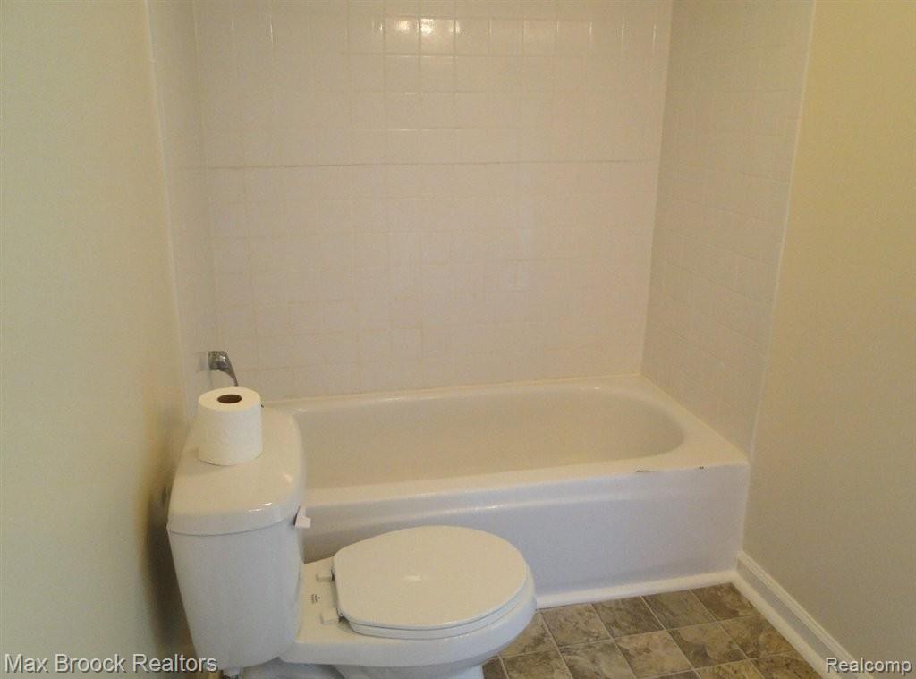 503 West 4th Street Rochester, MI 48307 - Photo 17 of 20 Bath upper