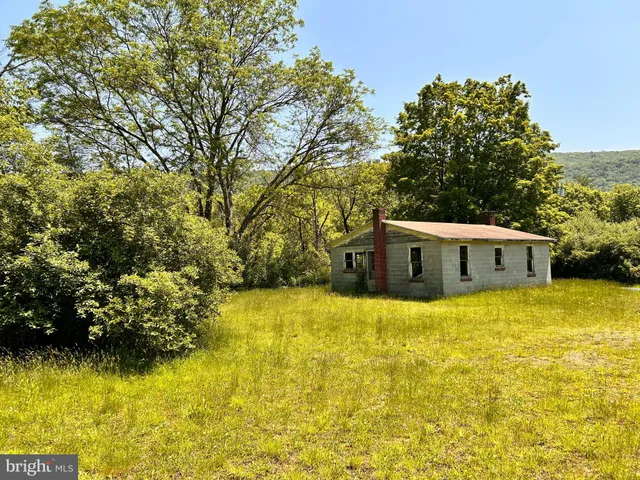 a view of outdoor space yard and balcony