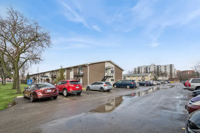 $185,000 | 9575 Terrace Place, Unit 206F, Des Plaines, IL 60016