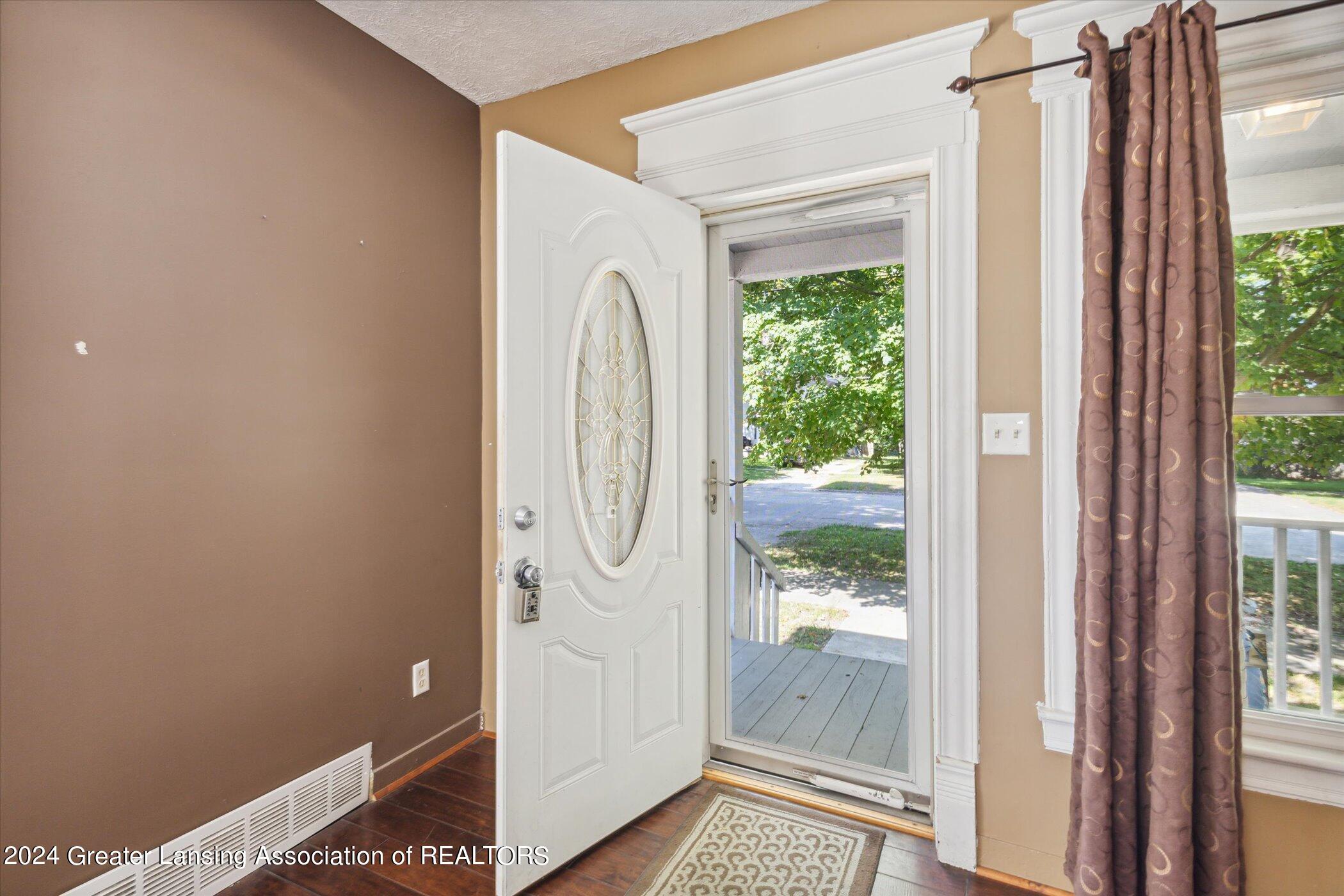 415 West Harris Street Charlotte, MI 48813 - Photo 6 of 32 06-415-W-Harris-St-Charlotte-MI-48813-Wi