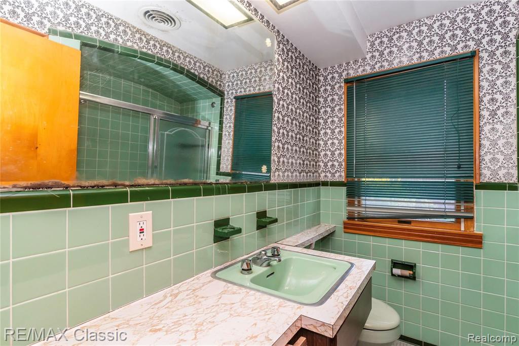 1354 North Gulley Road Dearborn, MI 48128 - Photo 16 of 44