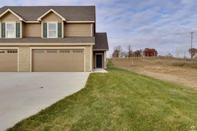 $299,950 | 2810 Chasehire Drive, Lawrence, KS 66046