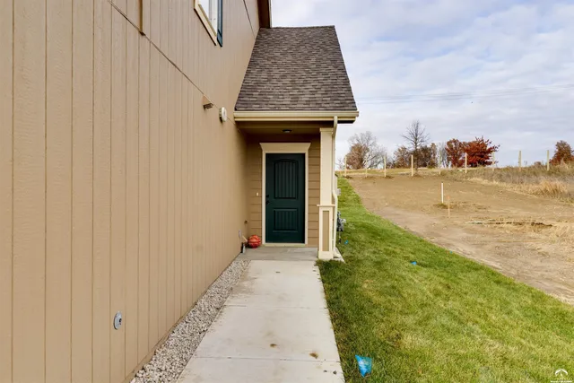 $299,950 | 2810 Chasehire Drive, Lawrence, KS 66046