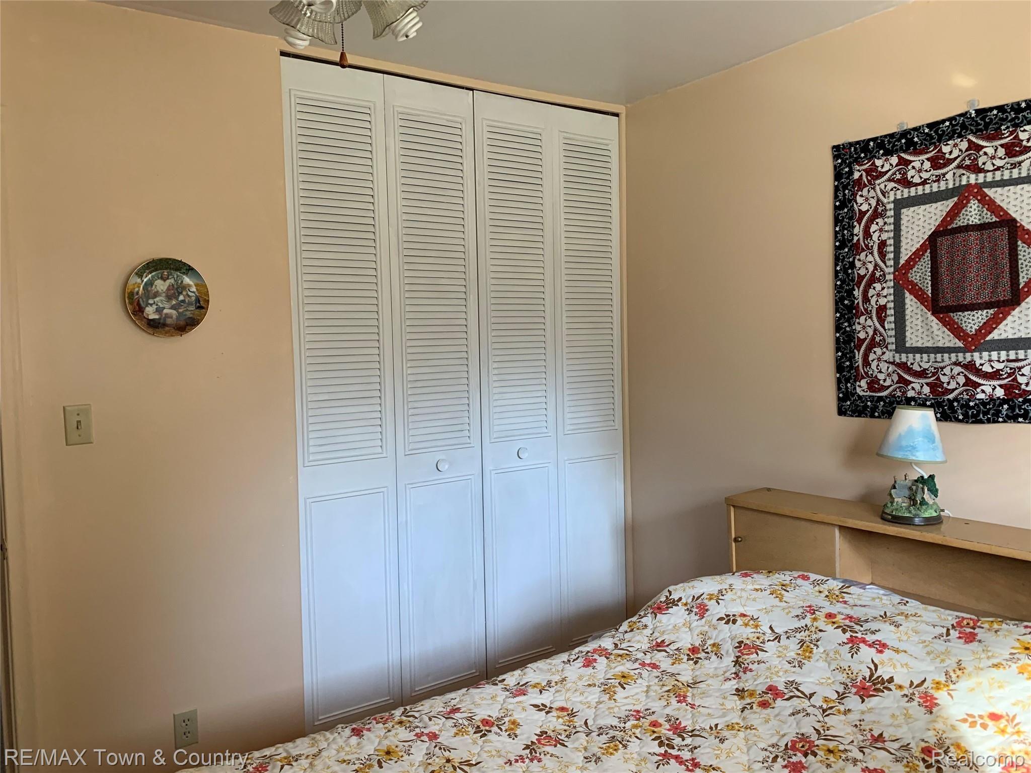 5383 Flushing Road Flushing, MI 48433 - Photo 14 of 28 flushing bedroom4.jpg