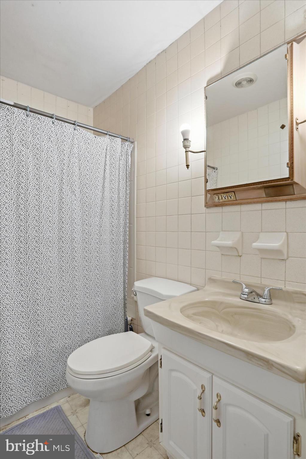 11502 Orchard Road Waynesboro, PA 17268 - Photo 20 of 35 Hallway full bath