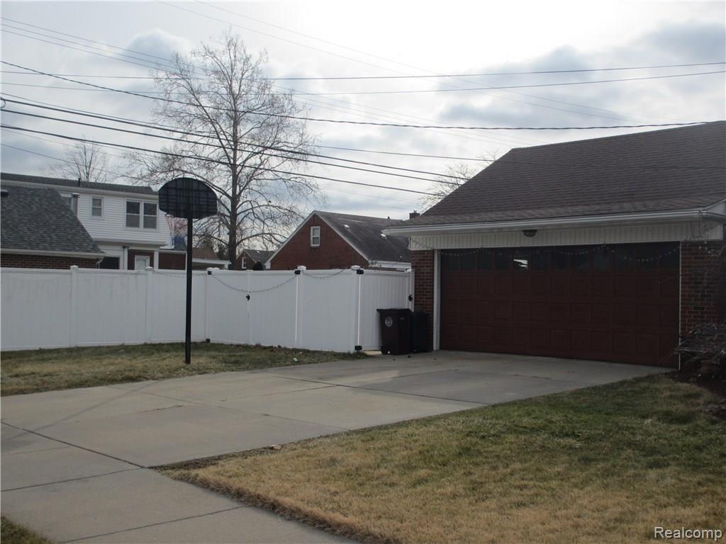 13219 Rosedale Street Southgate, MI 48195 - Photo 6 of 19 IMG_8562.JPG