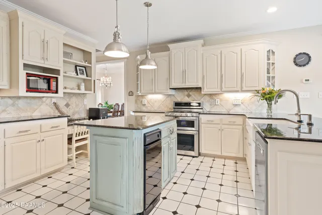 $579,000 | 203 Oakmont Circle, Broussard, LA 70518