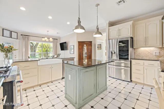 $579,000 | 203 Oakmont Circle, Broussard, LA 70518