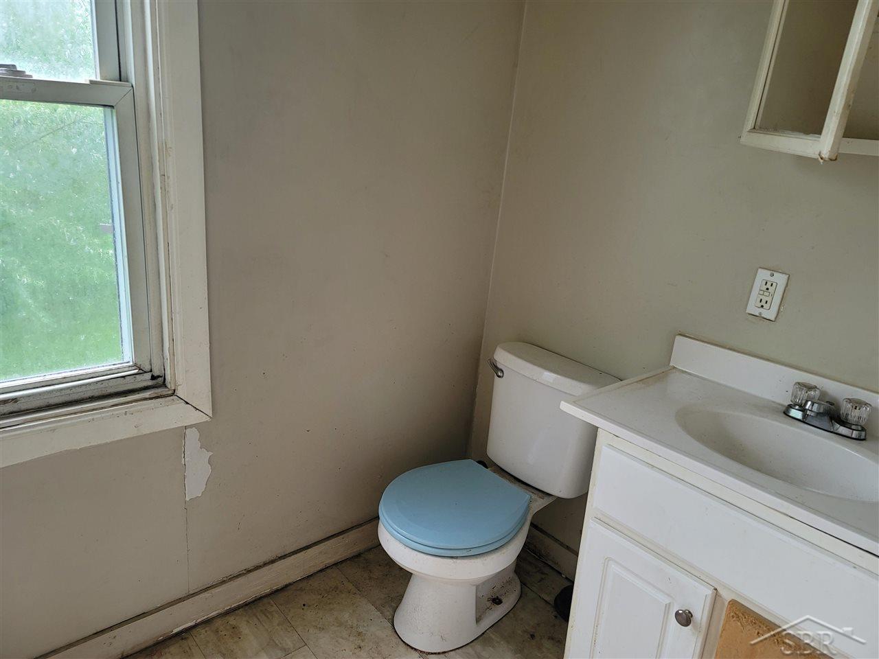 2745 Ruckle Street Saginaw, MI 48601 - Photo 9 of 23 Bathroom