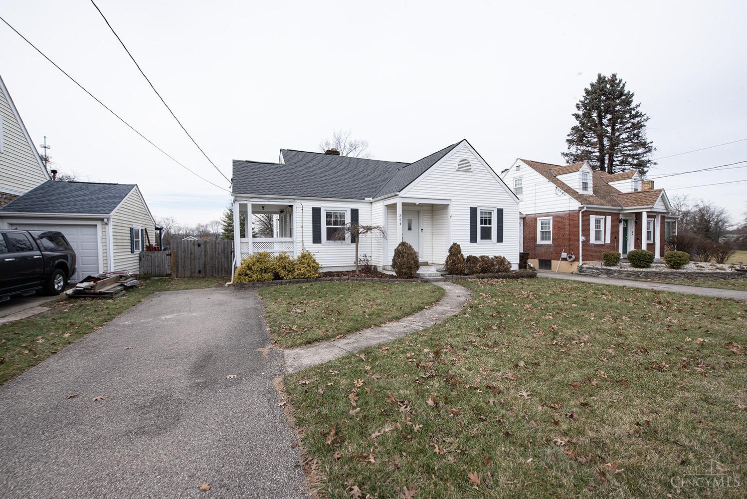 324 Cameron Road Springdale, OH 45246 - Photo 4 of 33