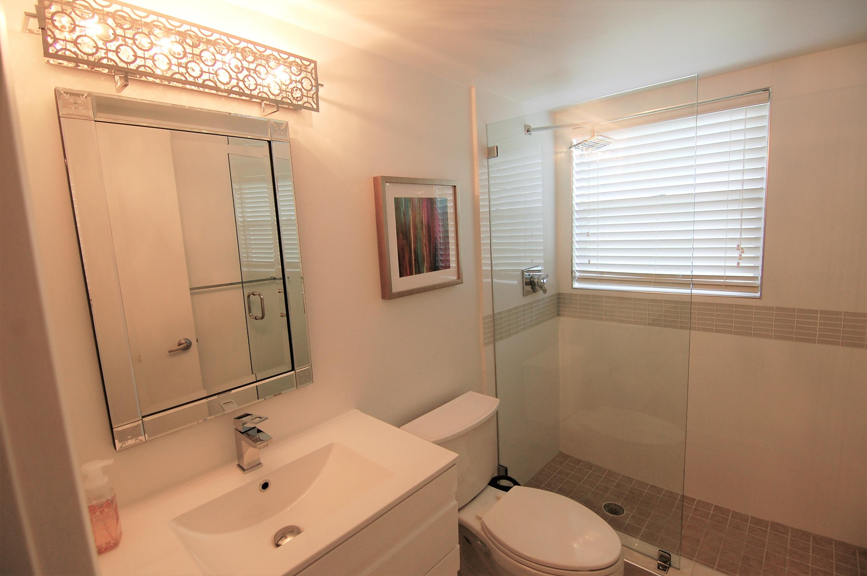 547 Mansfield M, Unit 547 Boca Raton, FL 33434 - Photo 3 of 25 BATHROOM
