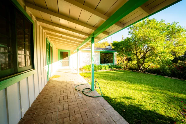 a view of an outdoor space