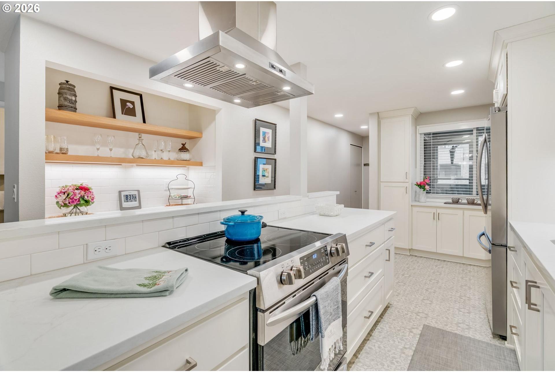 5624 South Riverside Lane, Unit 8 Portland, OR 97239 - Photo 10 of 41 Gallery Image 10