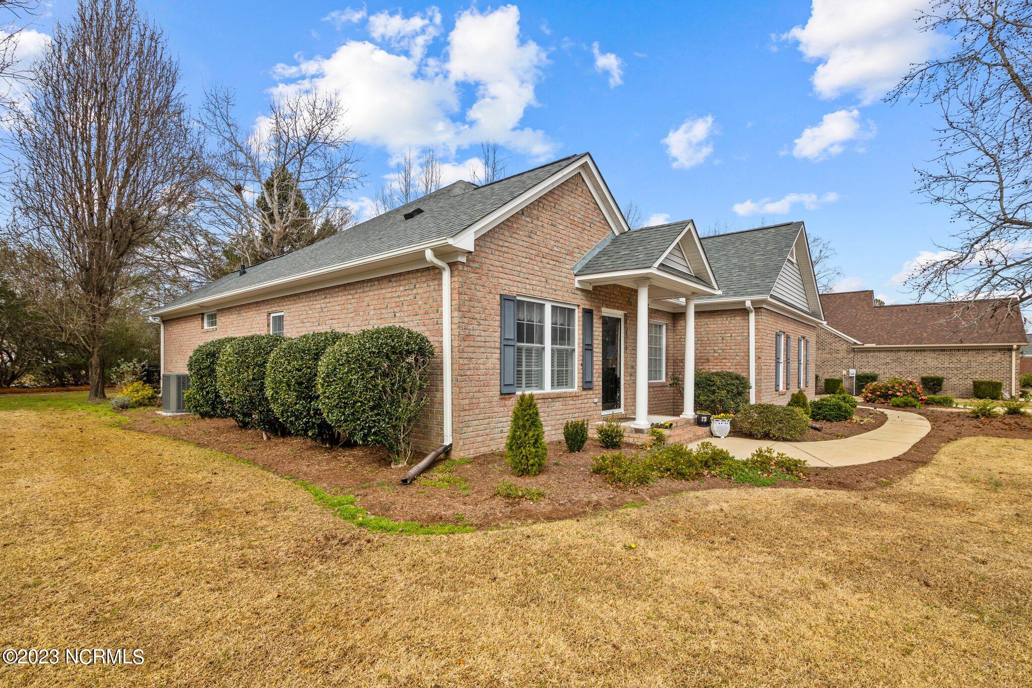 103 Neuchatel Road New Bern, NC 28562 - Photo 34 of 49 Easy Landscaping
