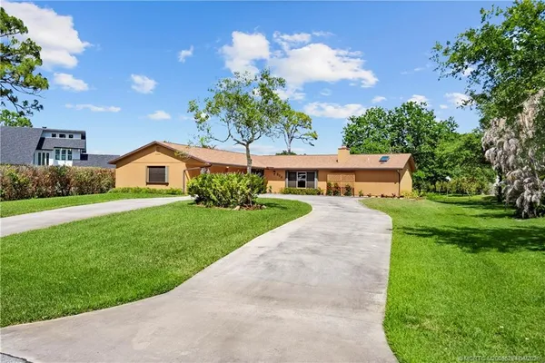$595,000 | 903 Southwest Willow Lane, Palm City, FL 34990