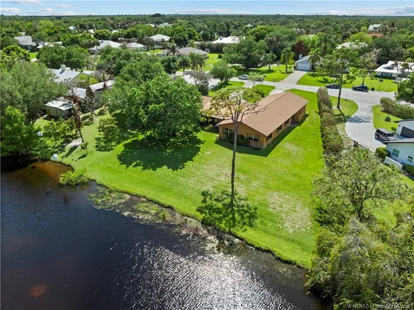 $595,000 | 903 Southwest Willow Lane, Palm City, FL 34990