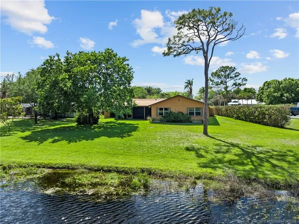 $595,000 | 903 Southwest Willow Lane, Palm City, FL 34990