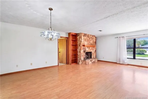 $595,000 | 903 Southwest Willow Lane, Palm City, FL 34990