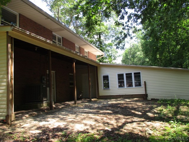11440 Rolling Brook Road Chester, VA 23831 - Photo 5 of 29 a backyard of a house