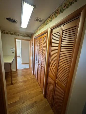 en empty room with windows and ceiling fan
