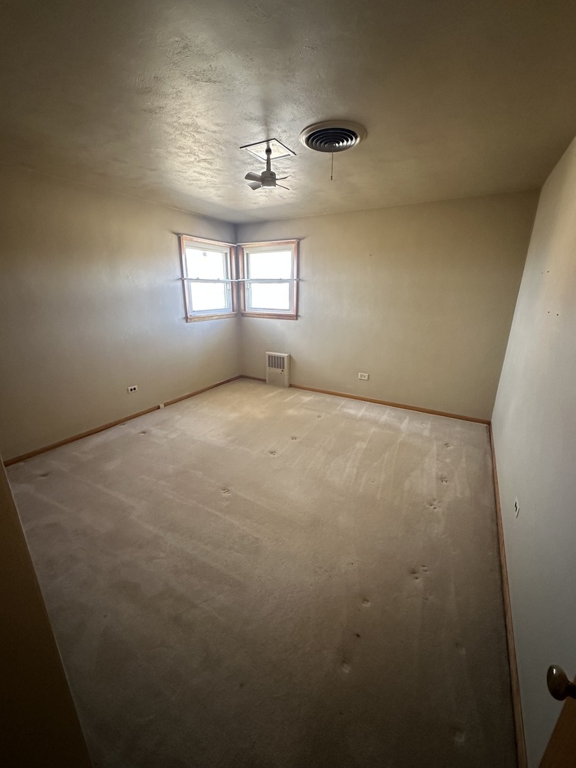 29428 East 500 North Road Le Roy, IL 61752 - Photo 39 of 79 en empty room with windows and ceiling fan