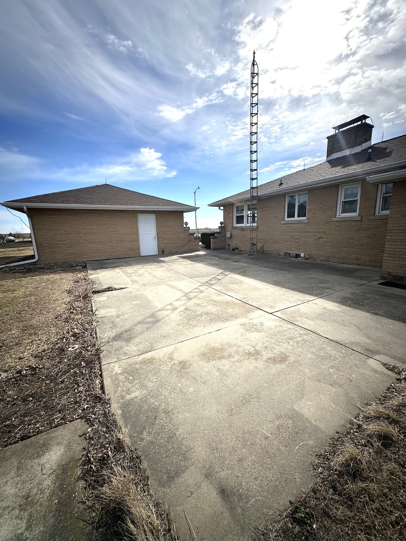 29428 East 500 North Road Le Roy, IL 61752 - Photo 77 of 79 a front view of a house with yard
