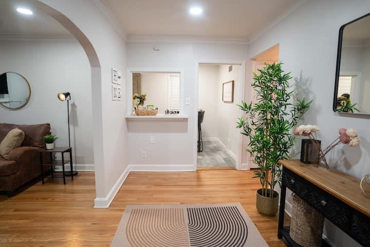 3506 McCorkle Road Memphis, TN 38116 - Photo 2 of 12 a room with furniture and a potted plant