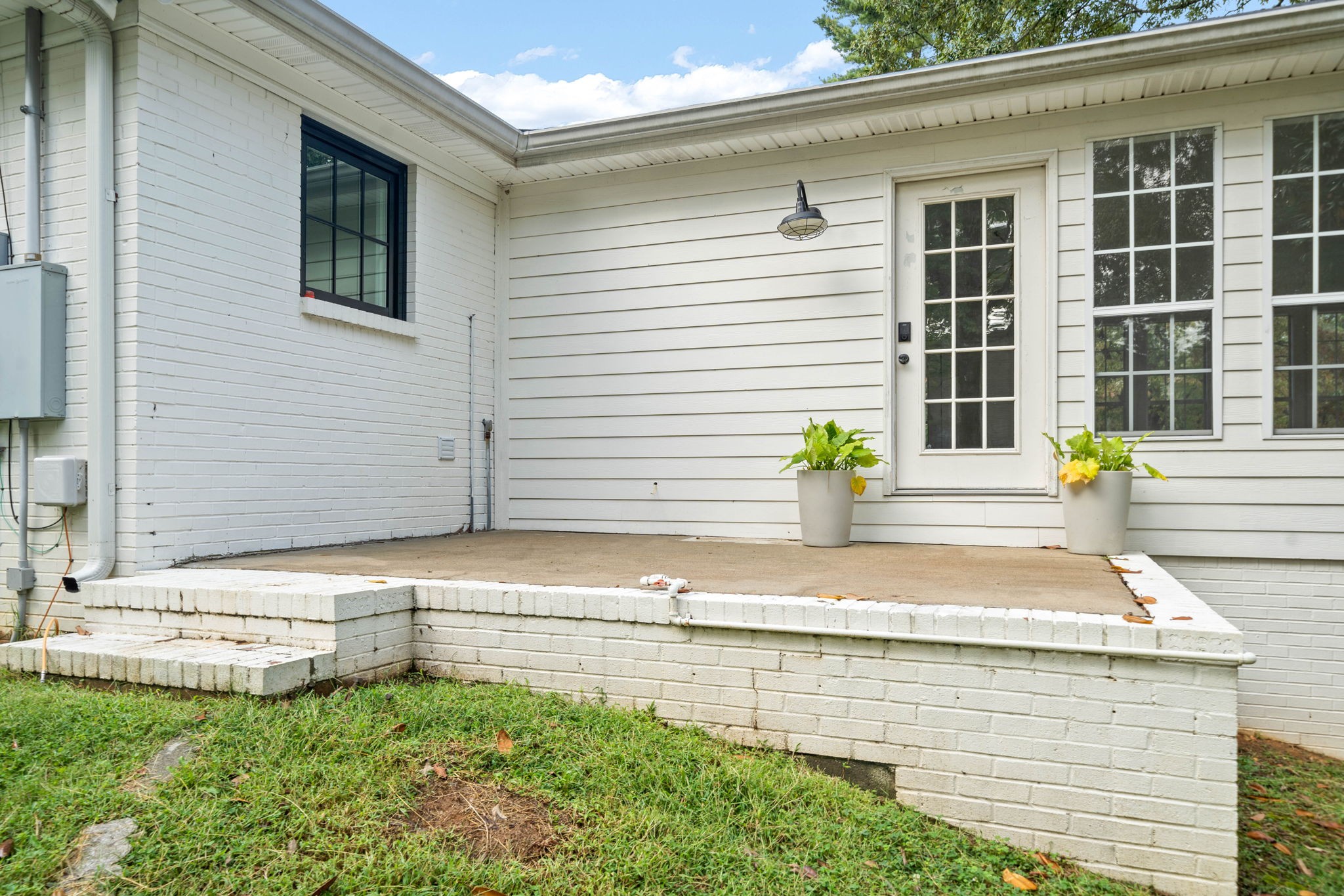493 Georgetown Road Clarksville, TN 37043 - Photo 29 of 42 a view of building exterior with living room