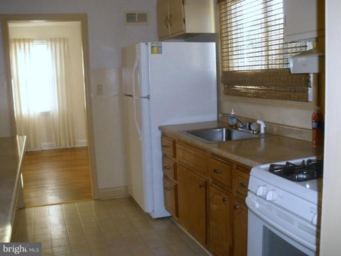37 Clipper Road Essex, MD 21221 - Photo 4 of 8 Kitchen