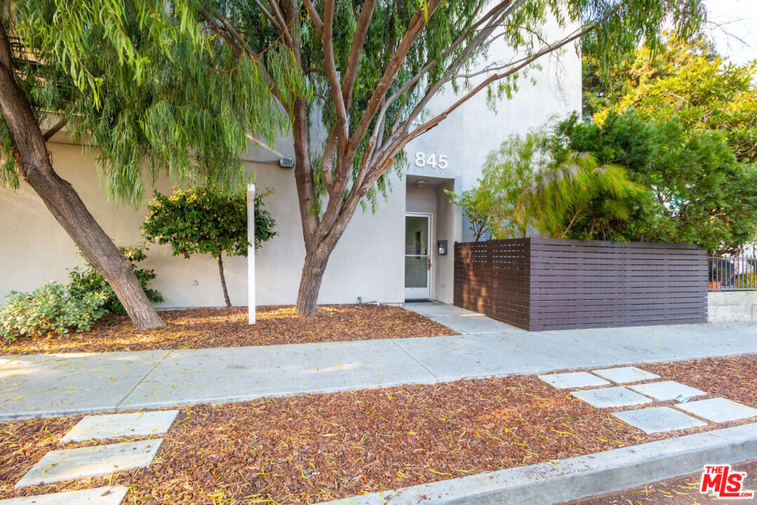 845 Brooks Avenue, Unit 2 Venice, CA 90291 - Photo 2 of 17